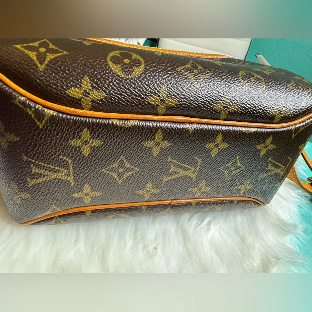 [SOLD] LV Monogram Crossbody Bag - Picture 10 of 16